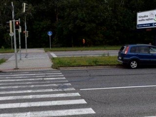V Petržalke sa zrazil cyklista s autom. Dôchodca skončil v nemocnici