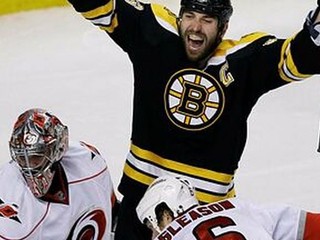 Chárov Boston znížil, Detroit už vedie