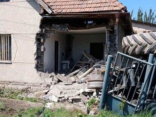 Vo Veľkých Uherciach narazil traktor do domu. Vybúral v ňom dieru