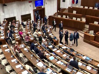 Zajtrajšia schôdza začína odvolávaním Mikulca. Ukáže sa, ako sa preskupia sily v parlamente po odchode SaS