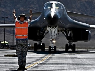 Americké jadrové bombardéry B-1B Lancer pripravené proti čínskym lietadlovým lodiam