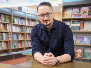 Konverzačná smršť v podzemí Spišského divadla: Hosťom Mila Kráľa bude autor strhujúcich trilerov Jozef Karika