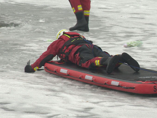 Korčuľovanie na tenkom ľade môže skončiť tragicky. Záchranári radia, čo robiť pri prepadnutí ľadu