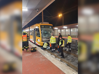 Ranná zrážka električiek ochromila dopravu. Hasiči vyslobodzovali zakliesnenú vodičku