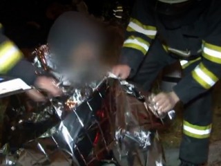 Mužovi spiacemu v stane niekto hodil dovnútra zápalnú fľašu