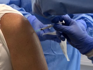 Na očkovanie sú stále voľné miesta, čakajúci nechápu ako je to možné, keď im nechodia termíny