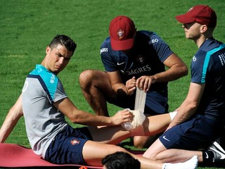 Lekár odporúča Cristianovi Ronaldovi odstúpiť zo šampionátu