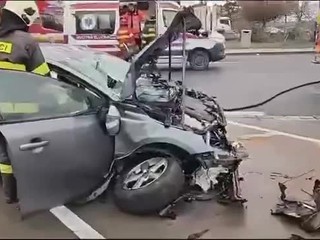 VIDEO: Vodič šialenou rýchlosťou vletel na benzínku a zdemoloval jeden zo stojanov