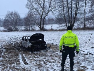 Plamene pohltili auto pri Detve: Polícia vo vnútri objavila zhorené telo