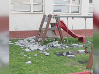 Na detské ihrisko v areáli školy spadli kusy tvárnic. Išlo údajne o nelegálnu stavbu