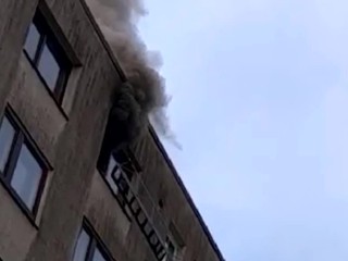 Peter z požiaru odísť nechcel. Záchranári ho vytiahli na rukách. Podľa domovníčky tam chcel uhorieť