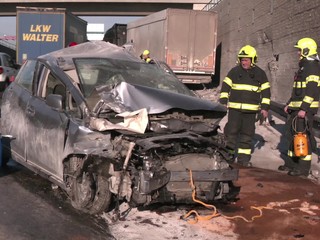 Sekundy od tragédie: Vodič stihol vystúpiť, vzápätí do auta narazil kamión