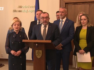 Hlas navrhuje zmraziť platy a paušálne náhrady. Kamenický má ukázať solidaritu s ľuďmi