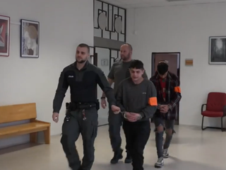 Dvaja mladíci vyliali staršiemu mužovi do tváre riedidlo a okradli ho