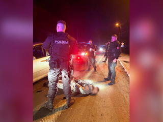 Vodič pod vplyvom drog unikal hliadke, zastavila ho porucha na aute