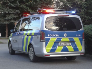 Smrteľná nehoda pri cintoríne vo Vrakuni: Vodič motocykla narazil do stĺpa, zraneniam podľahol