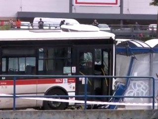 Vodič autobusu pri náraze do zastávky zabil malého chlapca. Príčinou tragédie mohli byť papuče