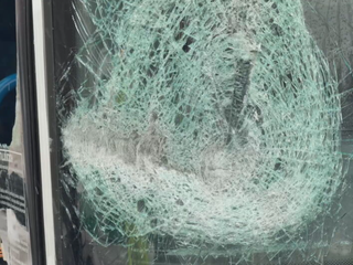 Opitý muž niesol posteľ cez cestu, zrazil ho autobus. Po nehode prišiel útok na vodiča