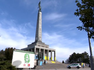 Slavín pomaľovaný ukrajinskými farbami. Kritizovaná reakcia na vojnu