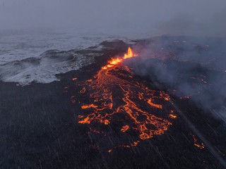 Erupcia na Islande zoslabla, trvať by však mohla týždne až mesiace
