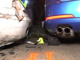 Na križovatke sa zrazili dve autá. Jeden z vodičov nemal doklady