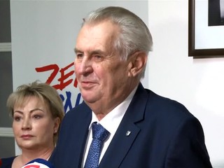 Oslava na hrade, protest pod hradom. Český prezident rozdelil spoločnosť na dva tábory