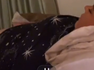 VIDEO: Už milióny ľudí si pozrelo, ako zaspala táto opitá žena