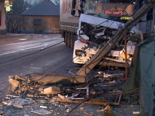 Kamión zastavil na betónovom stĺpe. Ohrozená bola rodina s deťmi