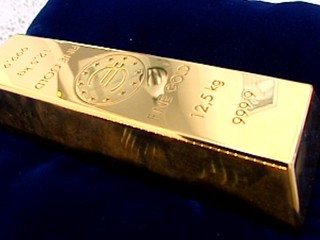 Dievčatko našlo na prechádzke zlatý kameň za tisíce eur