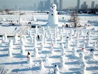 V Číne postavili 2018 snehuliakov, najväčší meria 20 metrov