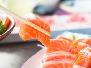 Milujete ryby? Lososy z chovov patria medzi najviac toxické potraviny sveta!