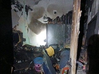 Hasiči zasahovali pri požiari bytu, zomrela jedna osoba