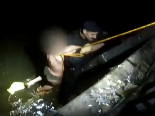 VIDEO: Muž bez domova zachránil život topiacemu, ktorý skočil z mosta