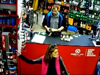 Polícia pátra po zamilovanom páre. Ukradol okuliare a oblečenie