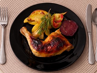 Kuracie stehná pečené na zemiakoch, baklažáne a cvikle