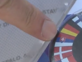 MS v hokeji: V oficiálnych obchodoch ponúkali hokejový suvenír s nesprávnou vlajkou Slovenska