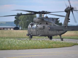 Čierne jastraby na slovenskom nebi. V Prešove pristáli ďalšie dva vrtuľníky typu Black Hawk
