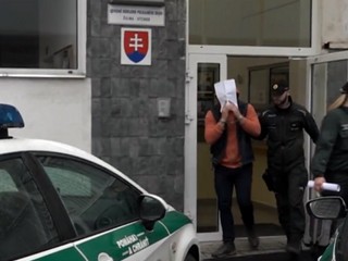 S nožom v ruke požadoval peniaze. Mladému mužovi sa podarilo útočníkovi ubrániť a privolať políciu