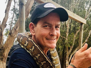 Charlie Sheen sa prihlásil na TikTok: Jeho prvé video poriadne zdvihlo latku