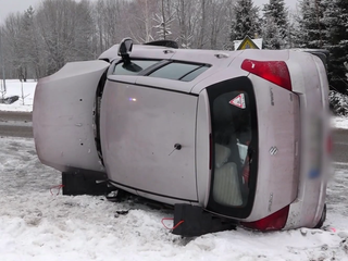 Po nehode matky s 14-mesačným dieťaťom skončilo auto na streche