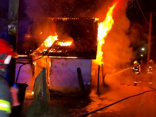 VIDEO: Rodinný dom pohltili plamene, bola v ňom dôchodkyňa