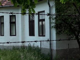 Muž sa s guľovnicou vyhrážal exmanželke. Namieril aj na policajtov, vinia ho z troch skutkov