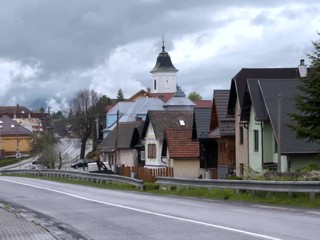 Po oslave narodenín našli na ulici mŕtveho 31- ročného muža. Polícia zadržala jeho partnerku