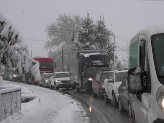 Nehody a zablokované železnice. Sneh skomplikoval českú dopravu