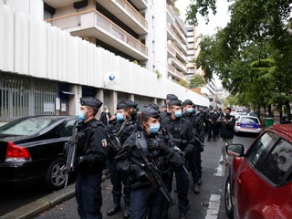 Pri redakcii Charlie Hebdo sú po útoku vážne zranení ľudia