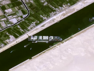 Loď, ktorá sa zasekla v Suezskom prieplave, momentálne blokuje viac ako 200 lodí