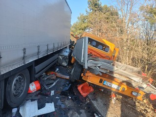 Hromadná nehoda na D1: Po zrážke kamióna s cestármi prišiel o život jeden človek, traja sa zranili