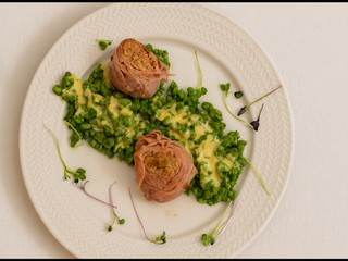 Špenátové halušky s panenkou obalenou v prošute a so syrovou omáčkou