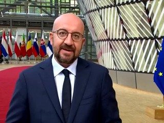 Začal sa prvý samit EÚ s rúškami. Lídri krajín V4 si ich ale zložili dole a podali si ruky