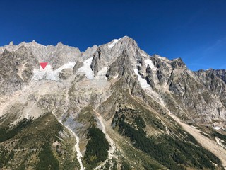 Horolezec našiel pred ôsmimi rokmi truhlicu drahokamov: Polovica pokladu je teraz jeho